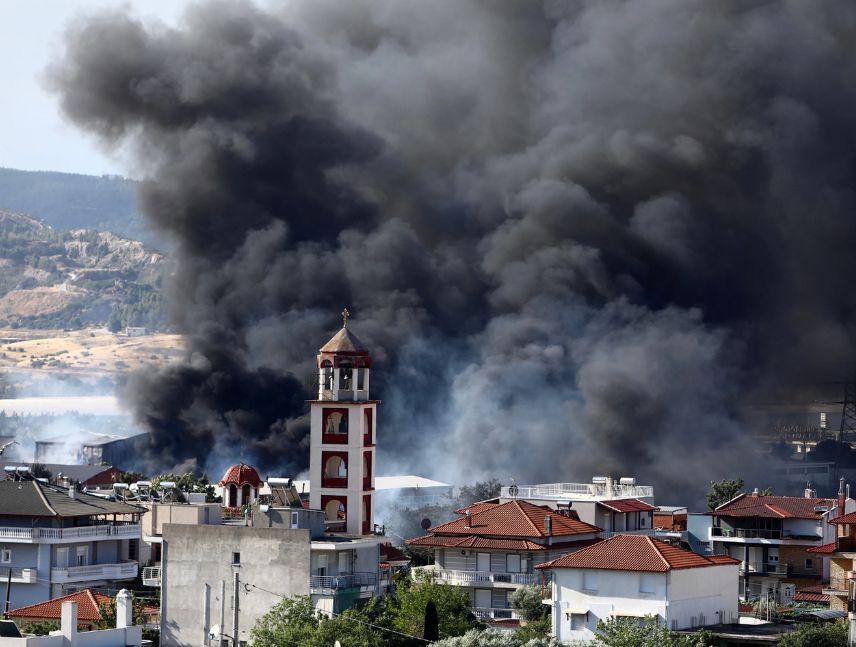 Cientos de bomberos combaten incendios en Portugal, Grecia y España