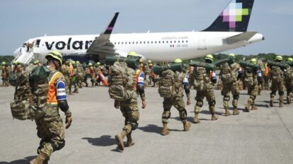 El Salvador envía un séptimo avión con 120 especialistas