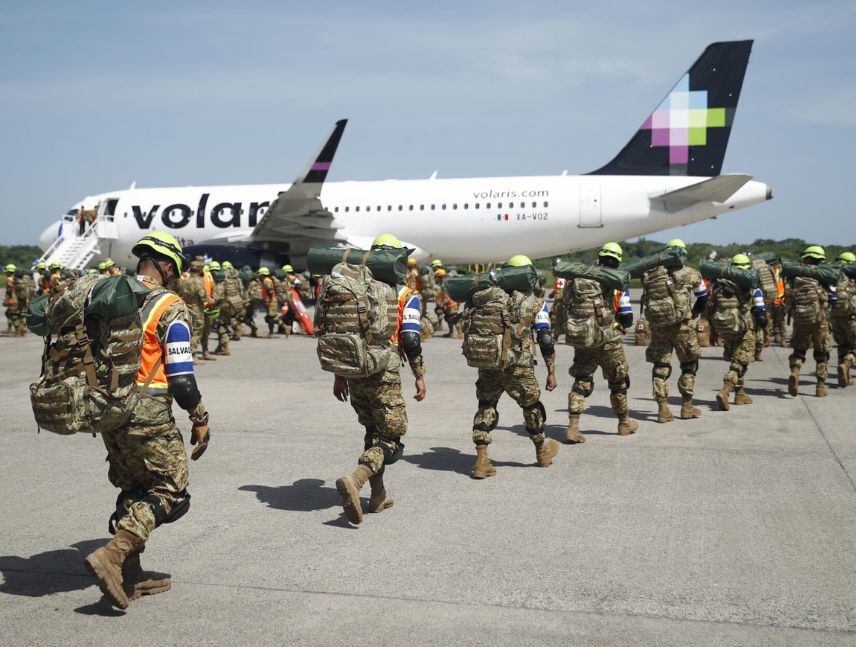 El Salvador envía un séptimo avión con 120 especialistas