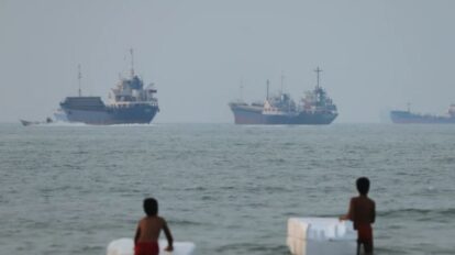 Tres petroleros alcanzados por proyectiles en el estrecho de Ormuz