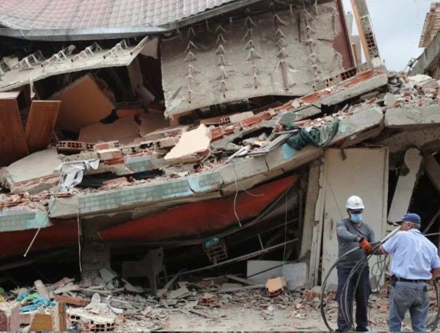 Portugal eleva a 100 los ciudadanos fallecidos por los terremotos