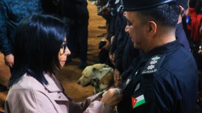 Presidenta (e) condecora a rescatistas internacionales por labores tras terremotos