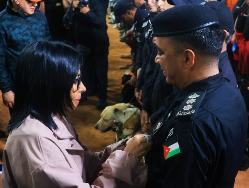 Presidenta (e) condecora a rescatistas internacionales por labores tras terremotos