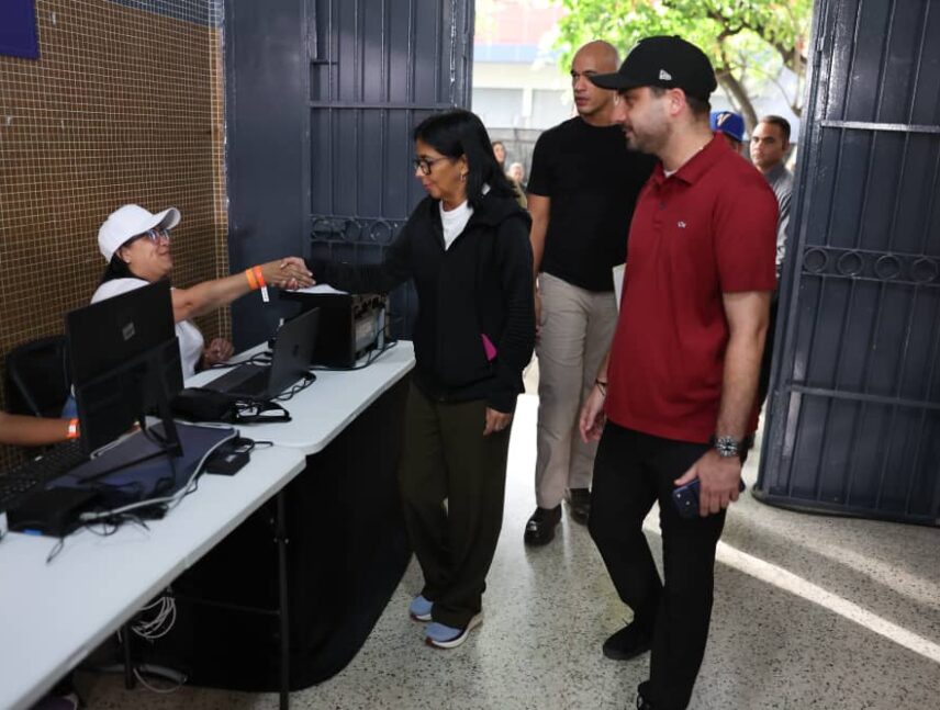 Delcy Rodríguez recorre Campamento Transitorio Gran Colombia que atiende a 1190 personas