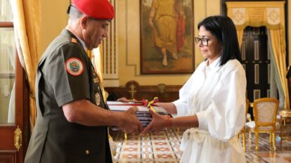 Presidenta (e) recibe lista de ascensos militares para su revisión final