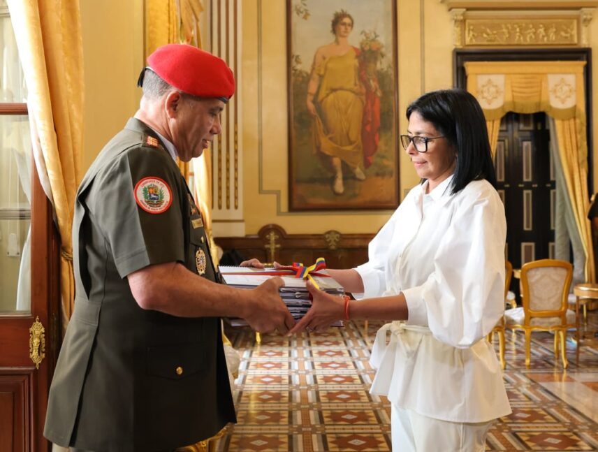 Presidenta (e) recibe lista de ascensos militares para su revisión final