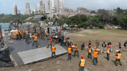Descargaron ayuda para más de 2 mil personas desde aerodeslizador en La Guaira