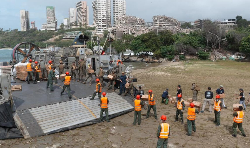 Descargaron ayuda para más de 2 mil personas desde aerodeslizador en La Guaira
