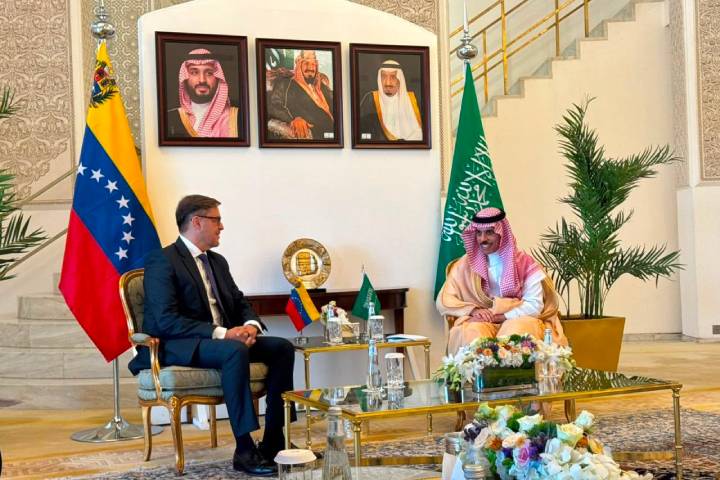 Cancilleres de Venezuela y Arabia Saudita fortalecen relaciones en Riad