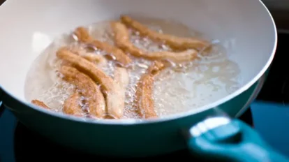 Truco con una zanahoria para mantener el aceite limpio después de freír