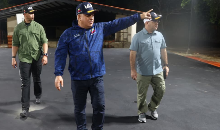Cabello supervisa campamento transitorio en La Guaira
