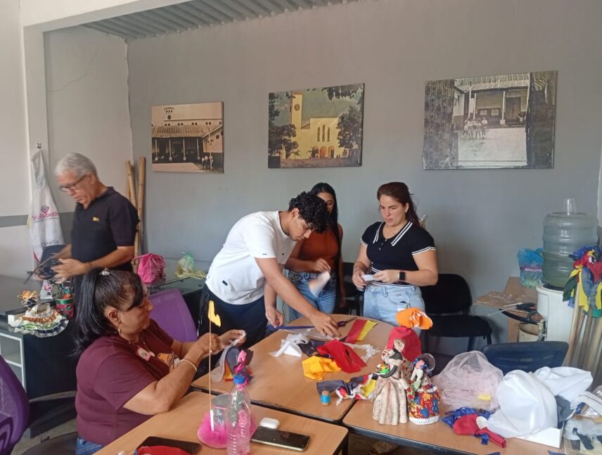 Confeccionan juguetes artesanales para niños en refugios
