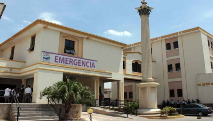 Muere hombre en Maracaibo tras desprenderse parte de la fachada del Hospital Central