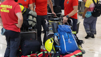 Bomberos españoles comienzan a llegar a su país tras culminar misión en Venezuela