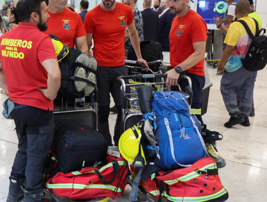 Bomberos españoles comienzan a llegar a su país tras culminar misión en Venezuela