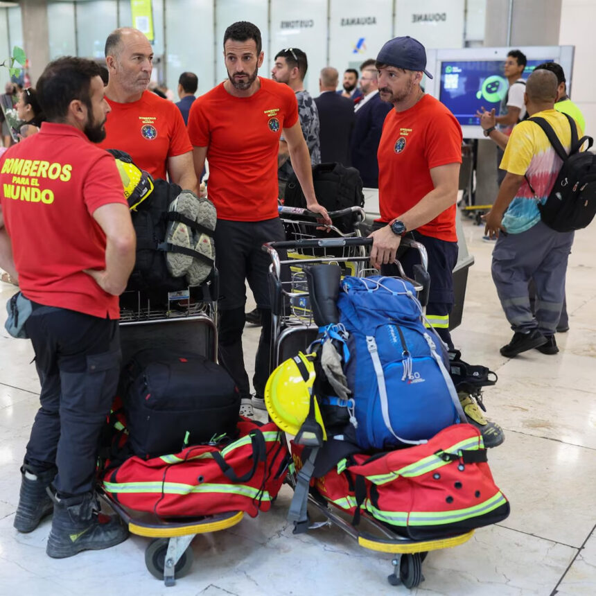 Bomberos españoles regresan de Venezuela tras misión de rescate por terremotos