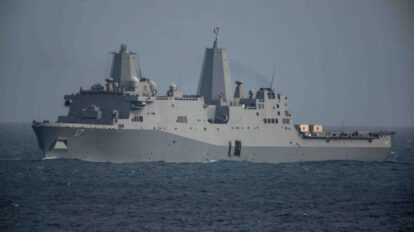 El buque de asalto anfibio USS San Antonio llega a La Guaira