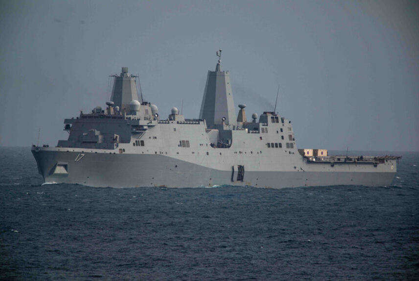 El buque de asalto anfibio USS San Antonio llega a La Guaira