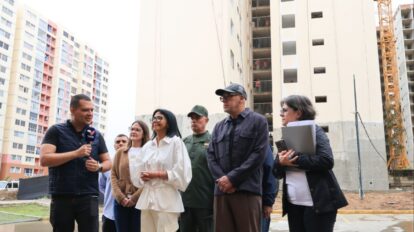 Presidenta (e) entrega nuevas viviendas a 200 familias afectadas por los sismos