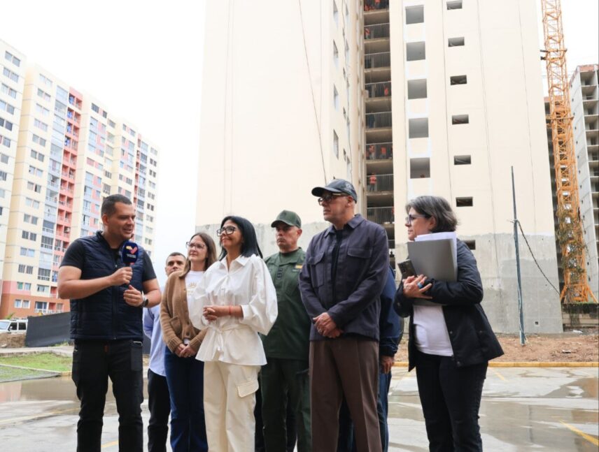 Presidenta (e) entrega nuevas viviendas a 200 familias afectadas por los sismos