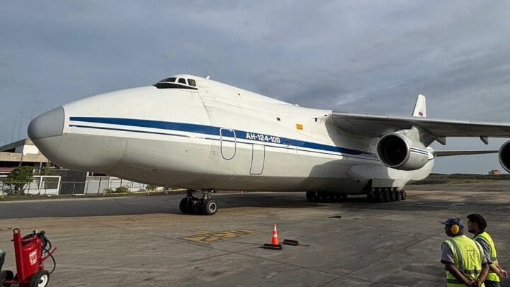 El avión de carga más grande del mundo llega con ayuda desde Rusia