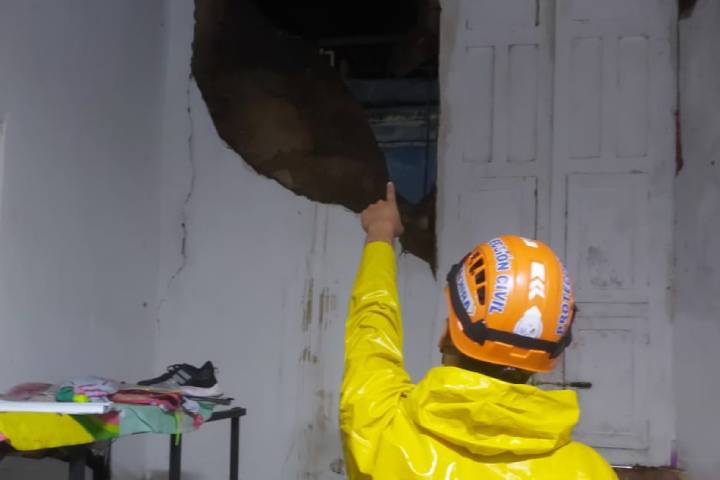 Protección Civil atiende colapso de vivienda por lluvias en San Cristóbal