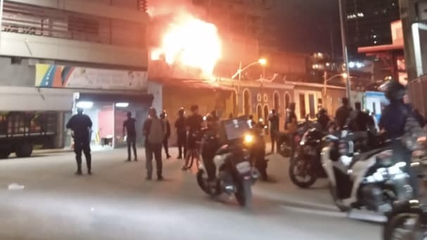 Reportan incendio en los alrededores de la Torre David en Caracas