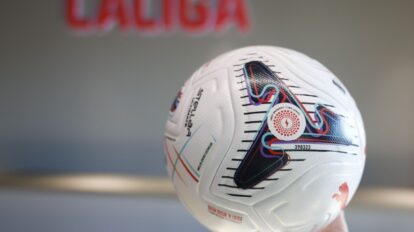 LaLiga española integrará sensor en balones para apoyar al arbitraje