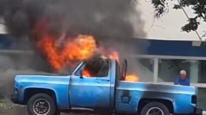 Vehículo se incendia frente al CC Trébol