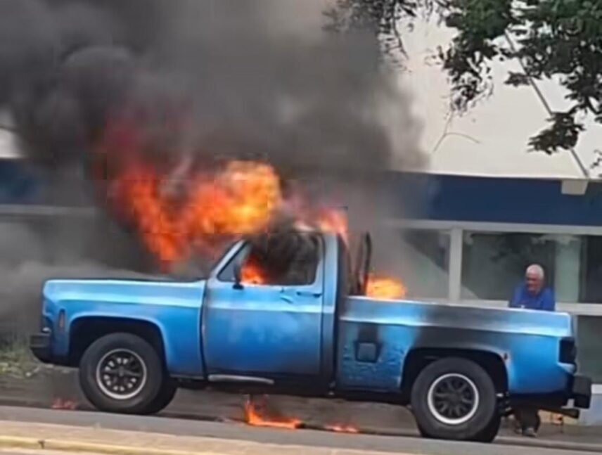 Vehículo se incendia frente al CC Trébol
