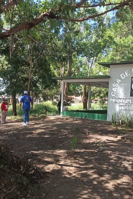 Corposervicios Guayana desmaleza Casa de la Cultura en Los Olivos