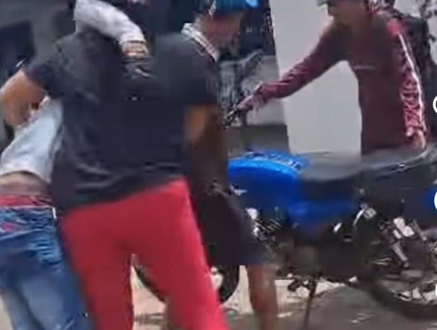 Choque entre moto y vehículo deja un lesionado