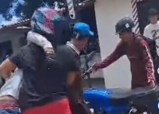 Choque entre moto y vehículo deja un lesionado