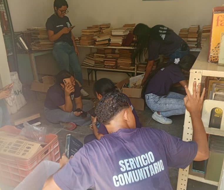 Estudiantes de la Uneg limpian espacios de la Casa de la Cultura de Los Olivos