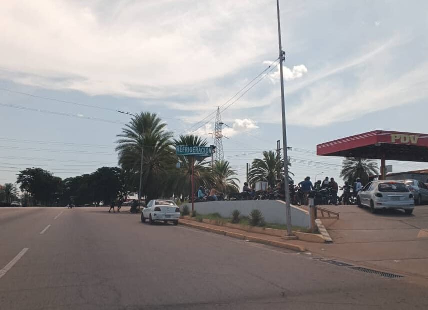 Largas colas para surtir combustible en Puerto Ordaz