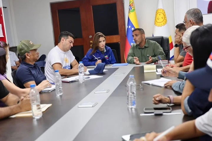 Autoridades coordinan acciones conjuntas para reactivación de La Guaira