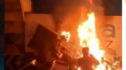 Dos calcinados al incendiarse par de vehículos en un puente de la ARC