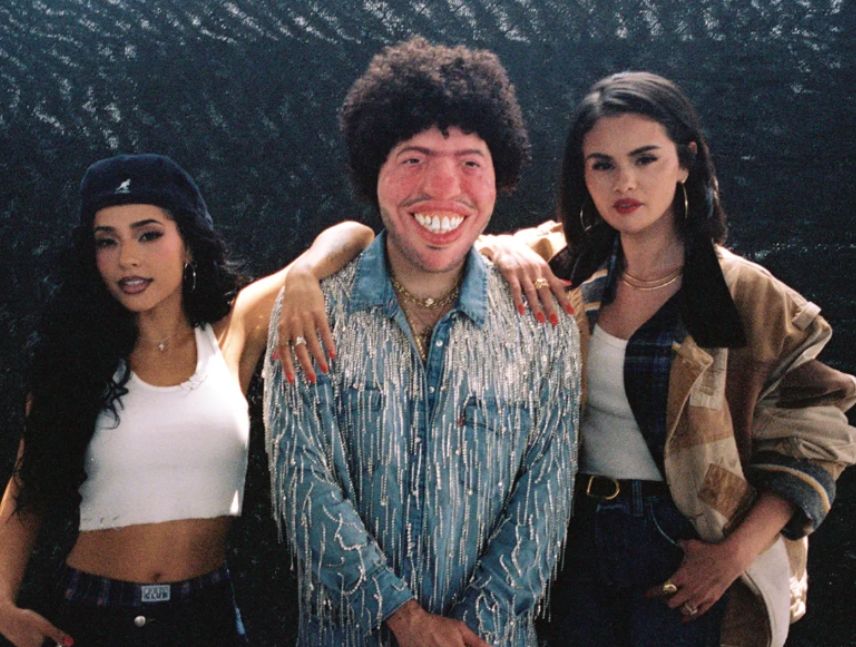 Selena Gómez, Becky G y Benny Blanco sorprenden con una cumbia chicana