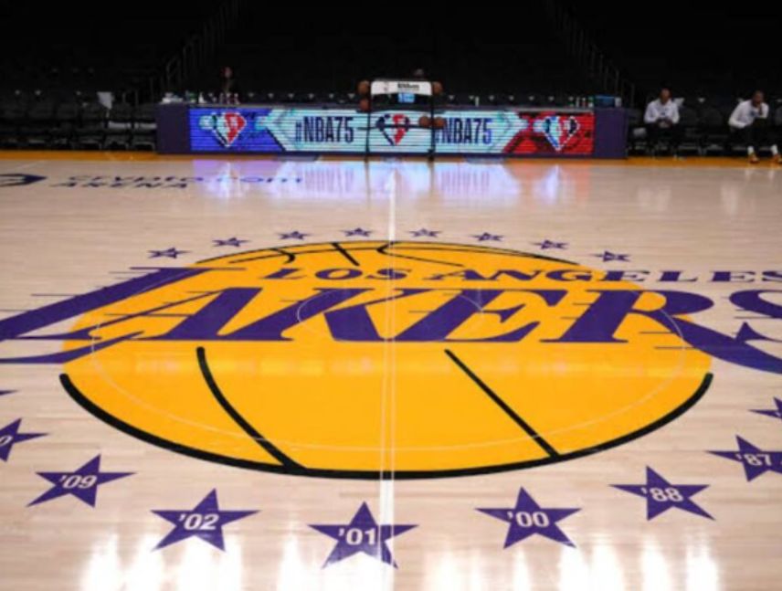 Se oficializa venta de los Lakers