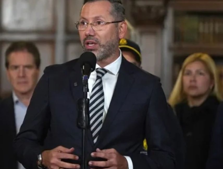 Ministro de Vivienda de Colombia pide disculpas