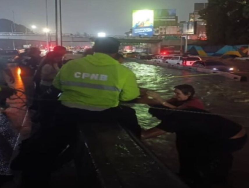 Rescatan personas en desbordamiento en Valle Coche