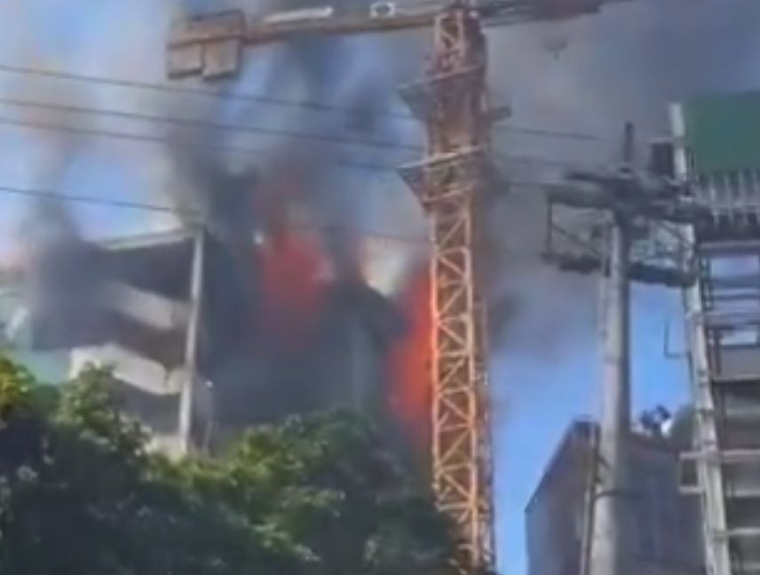 Incendio afecta edificio en Palo Verde