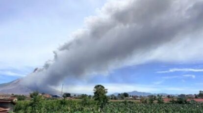 volcán Sinabung entra en erupción