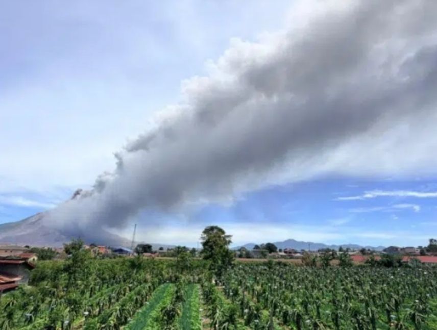volcán Sinabung entra en erupción