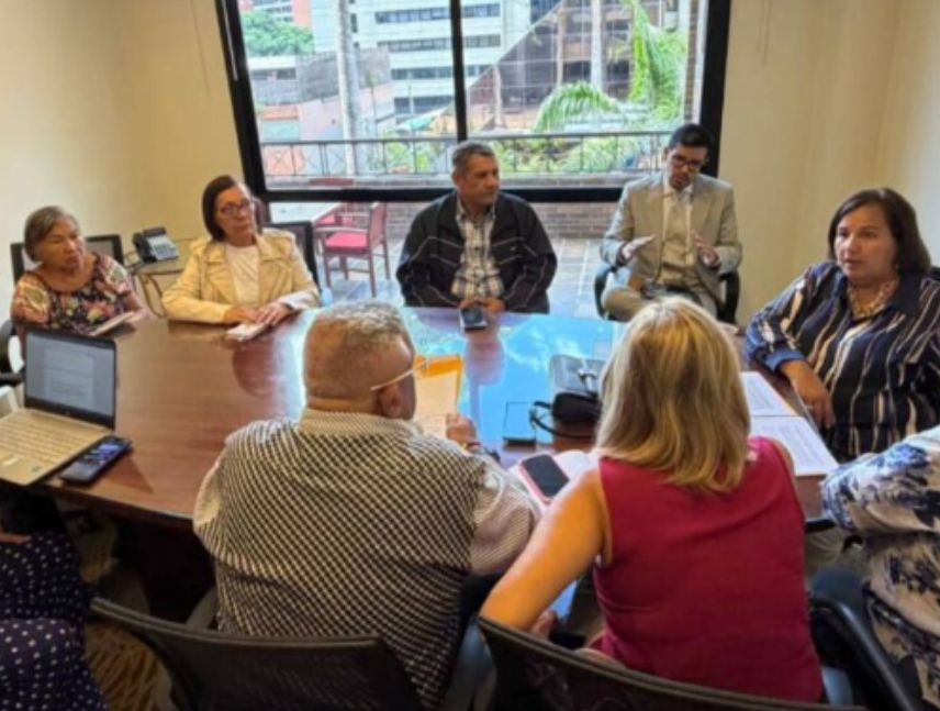 Dinorah Figuera se reune con jubilados