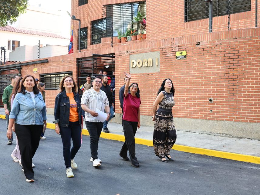 Delcy Rodríguez otorga créditos a 157 condominios en Caracas