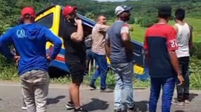 Unidad de transporte público vuelca en La Curva de Santa María en la Troncal 10