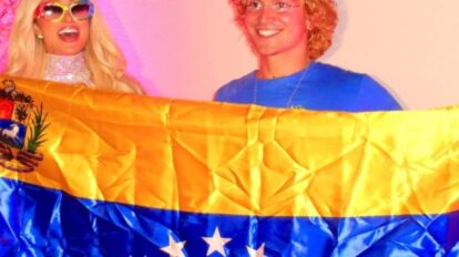 Paris Hilton posa con la bandera de Venezuela  (+Video)