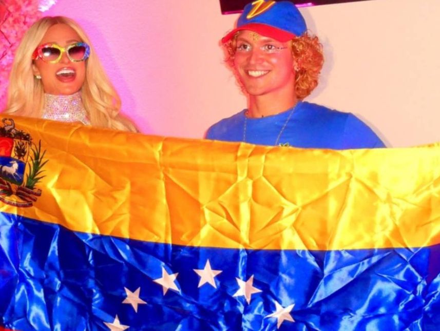 Paris Hilton posa con la bandera de Venezuela  (+Video)