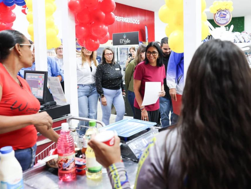 Presidenta (e) entrega en Caracas el Súper Abasto Mercal número 200